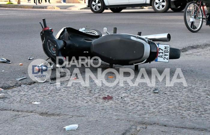 A motorcyclist was urgently hospitalized after a serious accident on Av. Libertad and Sebastián Ábalos