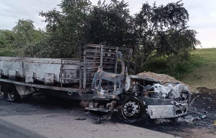 A tanker-type vehicle is set on fire on the Hobo-Yaguará road in Huila