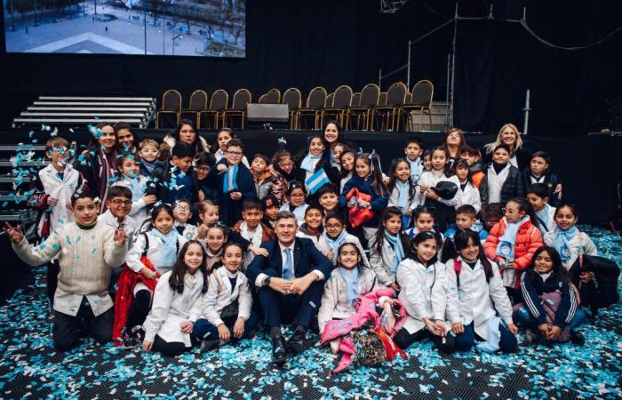 With Passerini present, more than 1,700 students from municipal schools pledged loyalty to the Argentine flag