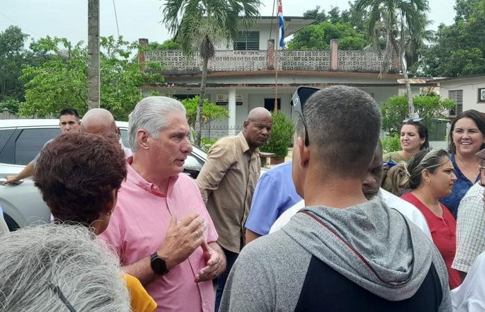 Diaz-Canel talks with residents of the Primero de Mayo community