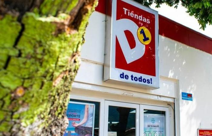 What is the salary of a D1 store cashier in Colombia?
