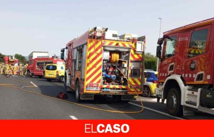 The driver of a crane is critically injured after colliding with a truck on the A-2, in Collbató, and becoming trapped