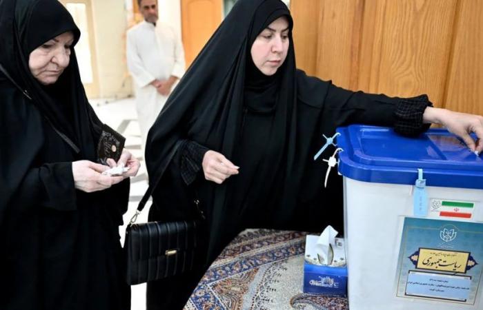Early presidential elections have begun in Iran: there are three candidates, but without a clear favorite