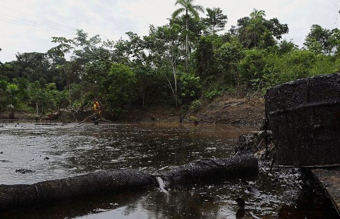 Ecuador faces oil spill that contaminates a river in the Amazon