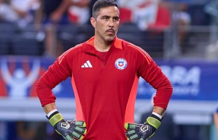 Claudio Bravo has physical problems and will not be a starter in the key match between Chile and Canada