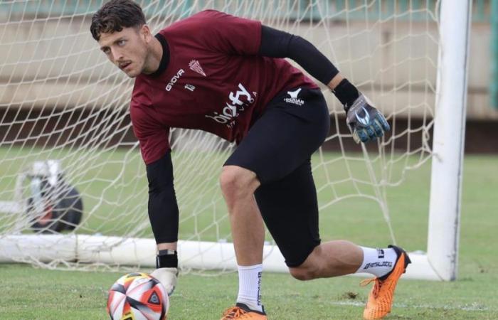 Almeria goalkeeper Carlos Marín renews his contract with Córdoba until 2027