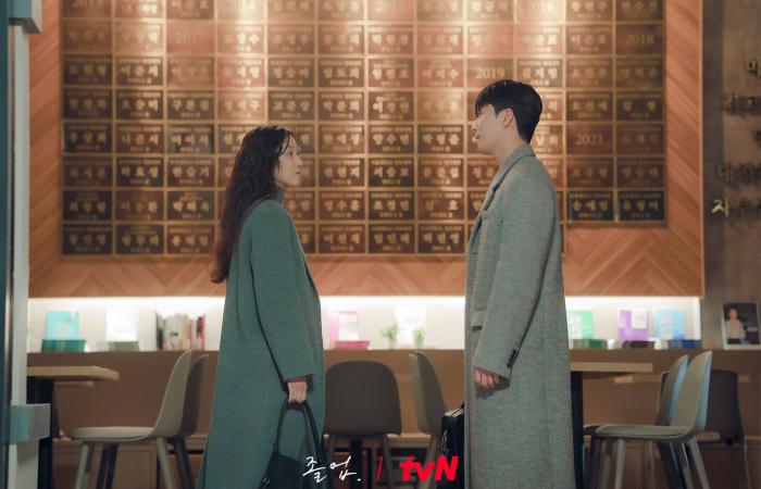 Wi Ha Joon and Jung Ryeo Won Get Caught in the Rain in “The Midnight Romance In Hagwon”