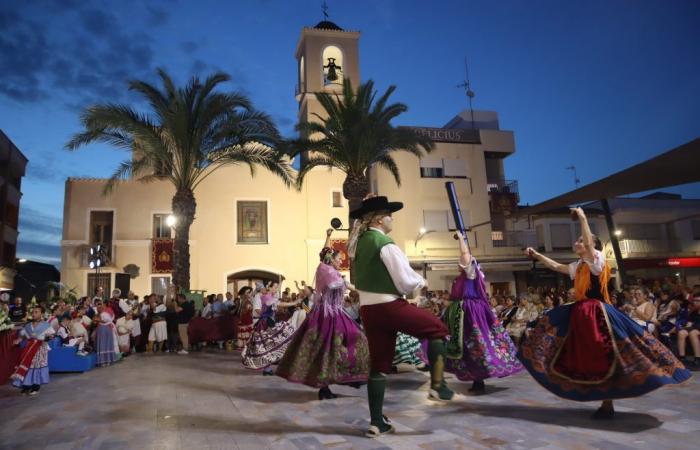 The offering of fruits fills the streets of San Pedro del Pinatar with color and tradition
