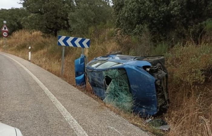 Two injured in a spectacular accident with rollover between Llerena and Pallares