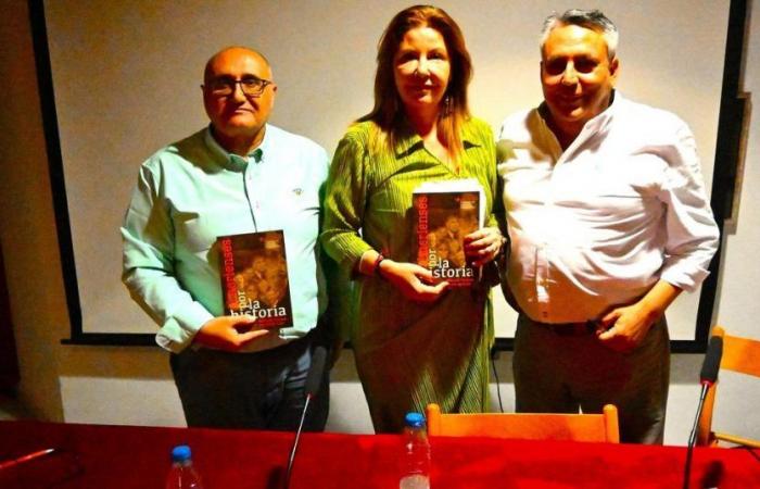 Alfonso Viciana presented his latest book ‘Almerienses por la historia’ in Roquetas