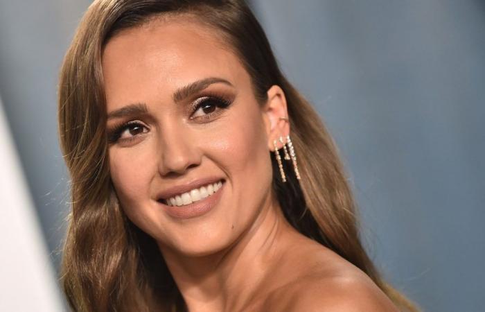 Jessica Alba’s daughters wear their mother’s dresses from the early 2000s on their latest red carpet