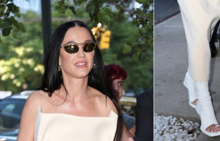 The boots-sandals that Katy Perry combined with an elegant beige dress in NY