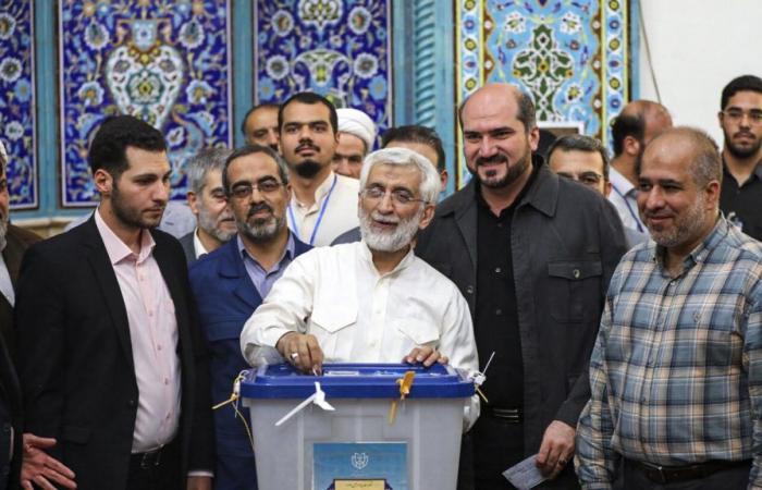 Reformist Masoud Pezeshkian and conservative Saeed Jalili lead Iran elections