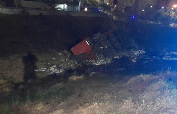 A truck with 30 thousand kilos of sugar overturned and, once again, neighbors stole part of it by wheelbarrow