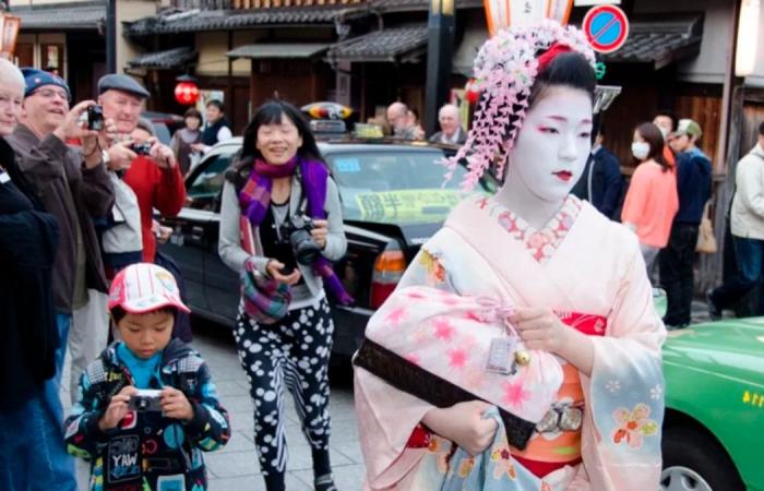 Japan and its unusual ‘war’ against tourism: the country that is fighting to have fewer visitors | Society