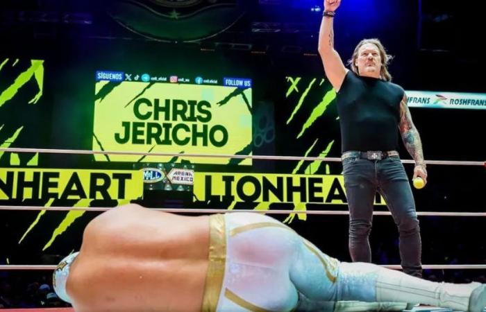 Chris Jericho surprises wrestling fans by returning to Mexico and attacking Místico at the Arena Mexico