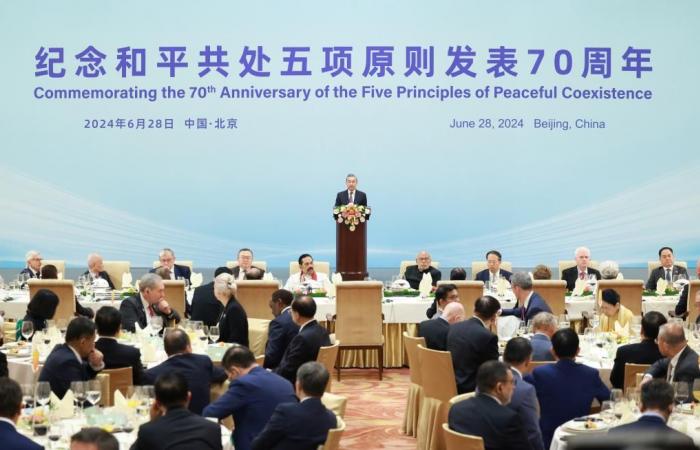 Chinese FM delivers speech at luncheon to commemorate 70th anniversary of Five Principles of Peaceful Coexistence