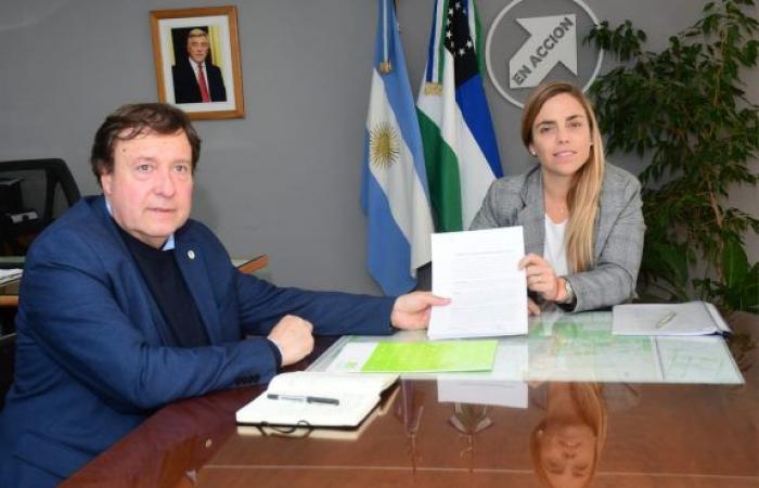 Weretilneck met with María Emilia Soria in Roca, who complained about water deficiencies