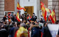 Protesters for and against Sánchez gather at the Ferraz headquarters on a day without incidents