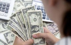 Dollar holds its ground as key inflation data looms