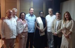 Cuba committed to protection and care for people with HIV • Workers