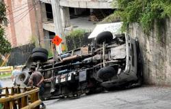 truck lost control and overturned going up a steep road in Sabaneta