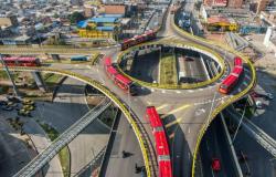 What does Galán’s plan propose for Bogotá’s mobility and why is there controversy among experts?