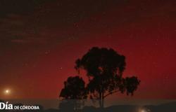 An aurora borealis lights up the night sky of Córdoba