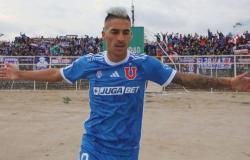 Leandro Fernández dresses up as a fan and chooses his favorite song from the Universidad de Chile bar: “Lift up everyone”