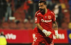 The U charges several dollars for the signing of Hernán Galindez in Ecuador