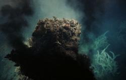5 hydrothermal vents appear in the dark heart of the ocean