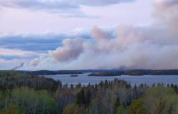 Cranberry Portage, Twin Lakes area evacuated, Highway 10 closed as forest fire grows