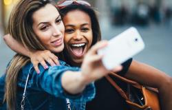Definitive guide to always look perfect in your selfies: a before and after in your photos