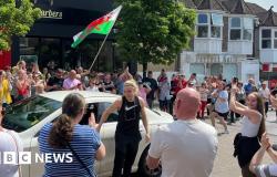 Lauren Price: Hundreds welcome world champion boxer home