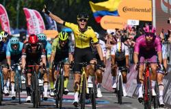 Giro stage 9 report: Kooij wins thriller sprint stage in Naples