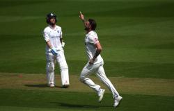 Surrey complete commanding win against Warwickshire