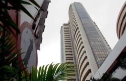 Axis Bank share price Today Live Updates : Axis Bank Stock Plummets in Trading Today