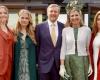 Guillermo and Máxima of Holland celebrate King’s Day with their three daughters: their traditional family pose and the nod to a city