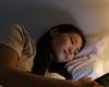 I am a wellness specialist and I explain to you why spending hours on your cell phone before going to sleep is a form of revenge