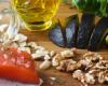 What is the key food in the Mediterranean diet that reduces the risk of dementia?