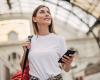 The simple habit you should practice while waiting in line when shopping or traveling by train to increase your happiness